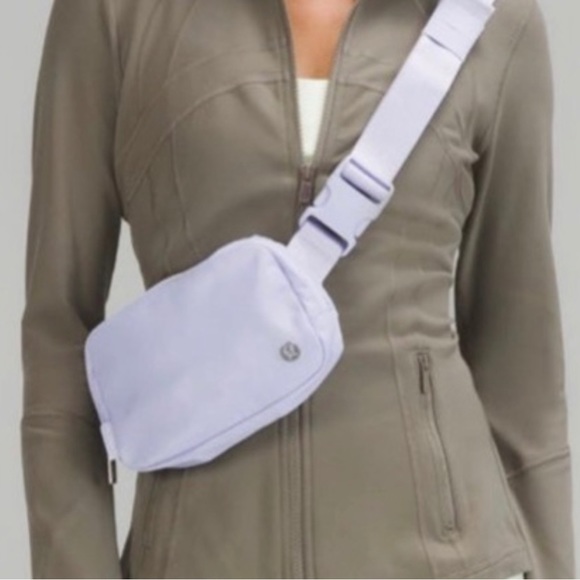 🆕 Everywhere Belt Bag in Pastel Blue Lululemon - Picture 5 of 5